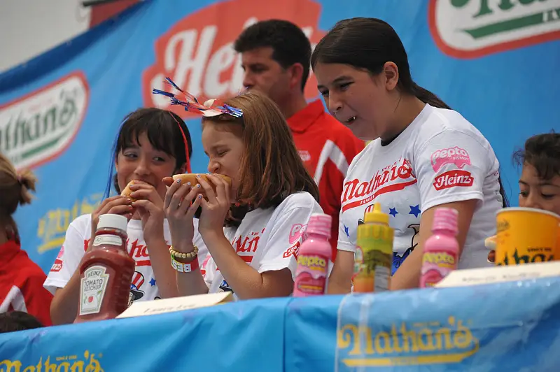 Дети на Hot Dog Eating Contest