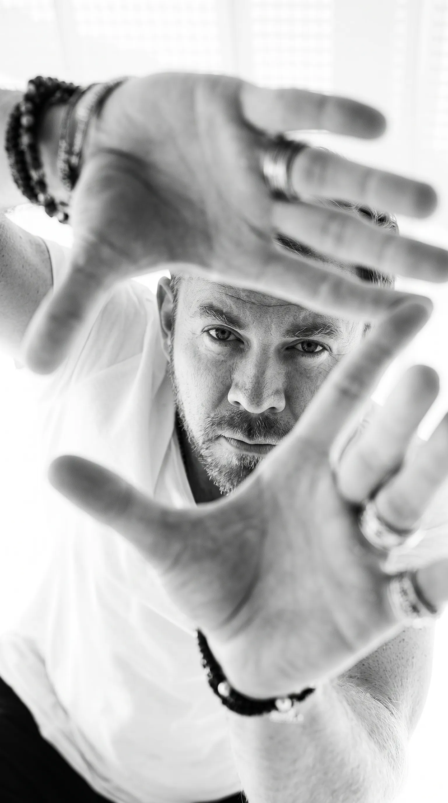 AI-фотосессия «Editorial Hand-Framed Portrait in B&W»