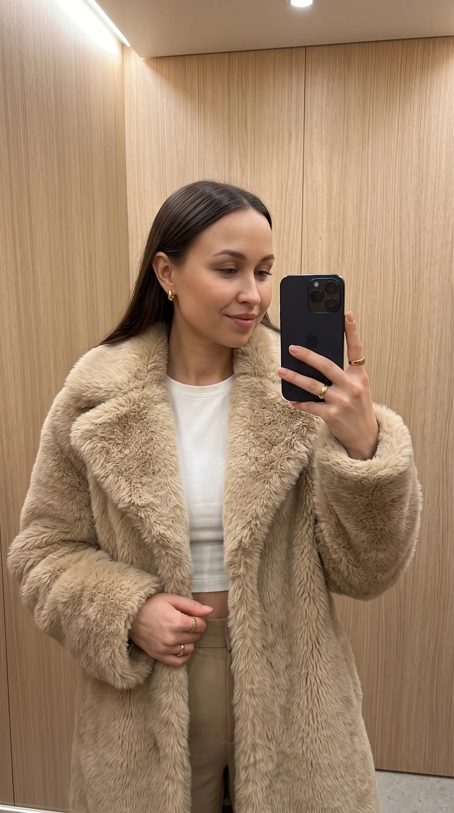 AI-фотосессия «Sophisticated Mirror Selfie in Faux Fur»
