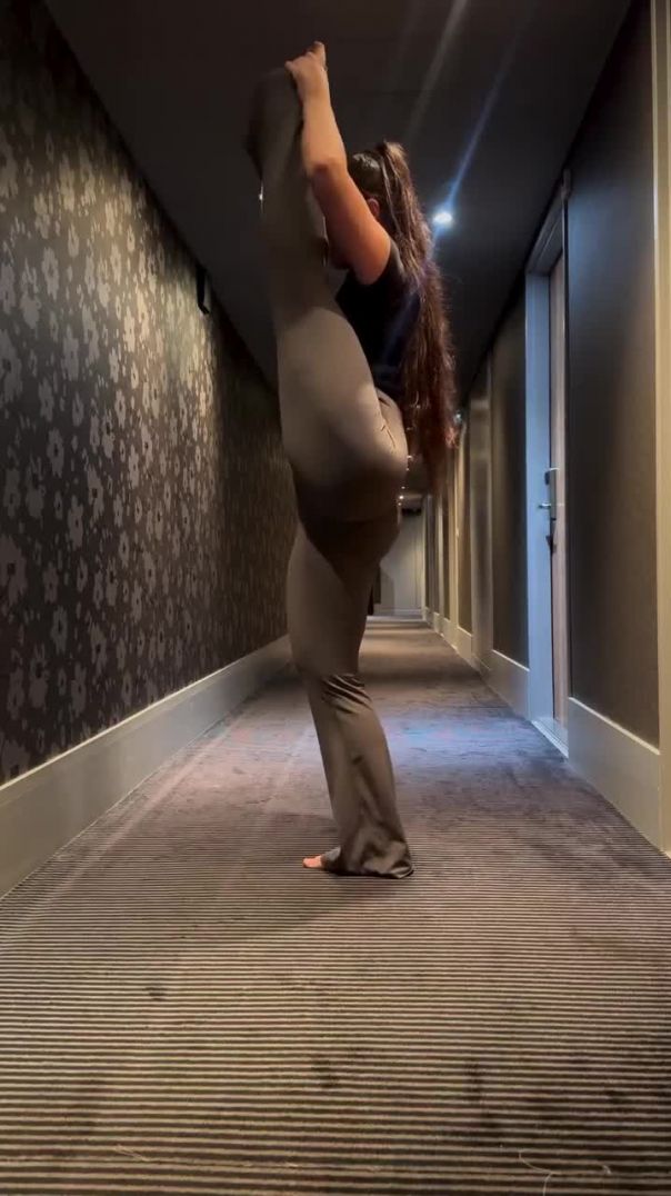 Растяжка в коридоре😲