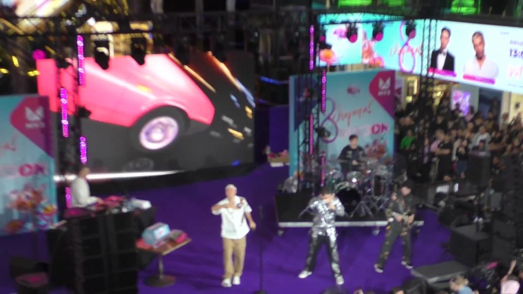 ⁣GAYAZOV$ BROTHER$ - Малиновая Лада (Большой концерт МУЗОN FEST в ТРЦ «Европейский»_8