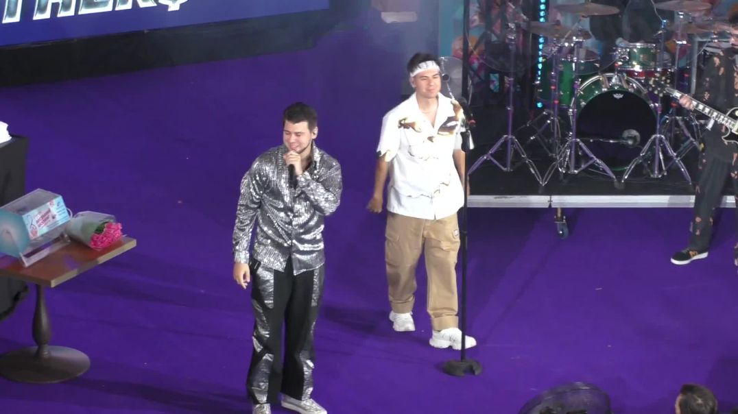 ⁣GAYAZOV$ BROTHER$ - Фаина (Большой концерт МУЗОN FEST в ТРЦ «Европейский»_8