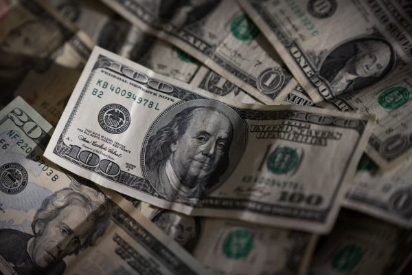 Фонды акций столкнулись с первым выводом средств за последние два месяца