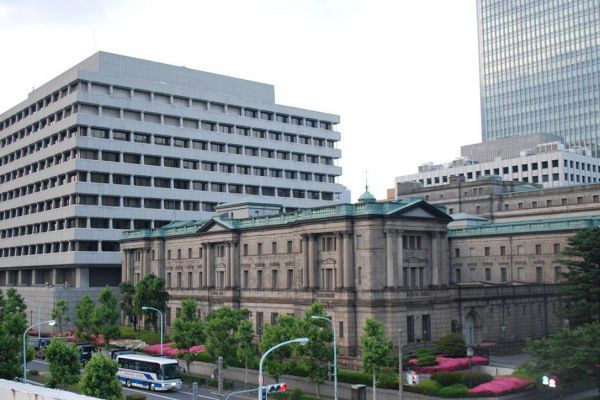 Японская иена близка к рекордному падению, однако правительство не торопится вмешиваться....