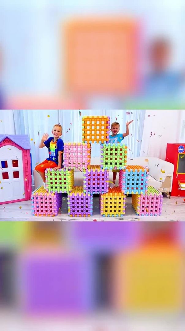 Большой игрушечный дом, сделанный Владом и Ники