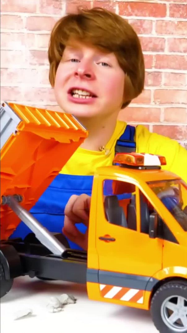 Автомеханик Саша чинит строительную технику!