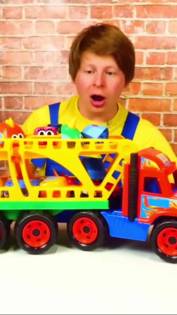 Автомеханик Саша чинит машинки в гараже