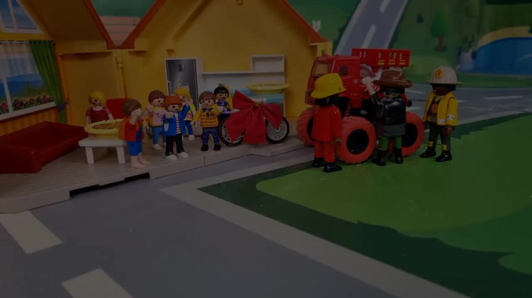 Мультики про спасательные Машинки - Петрович спасает Грузовики и подарки для детей.