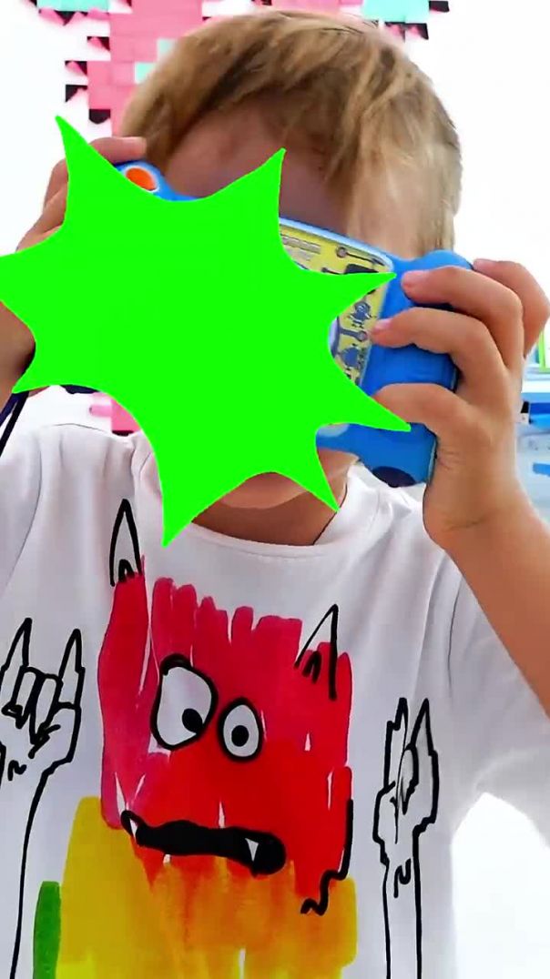 Влад и Ники играют с волшебной маской