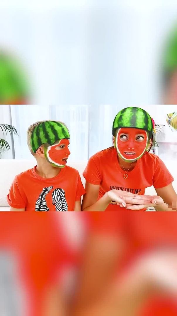 Влад и мама играют с волшебными масками