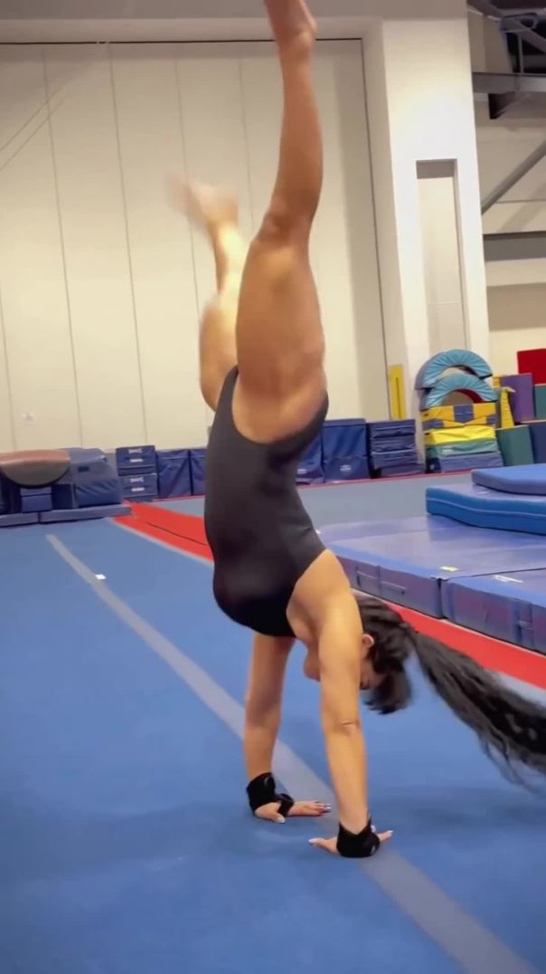 Спортивная гимнастка!
