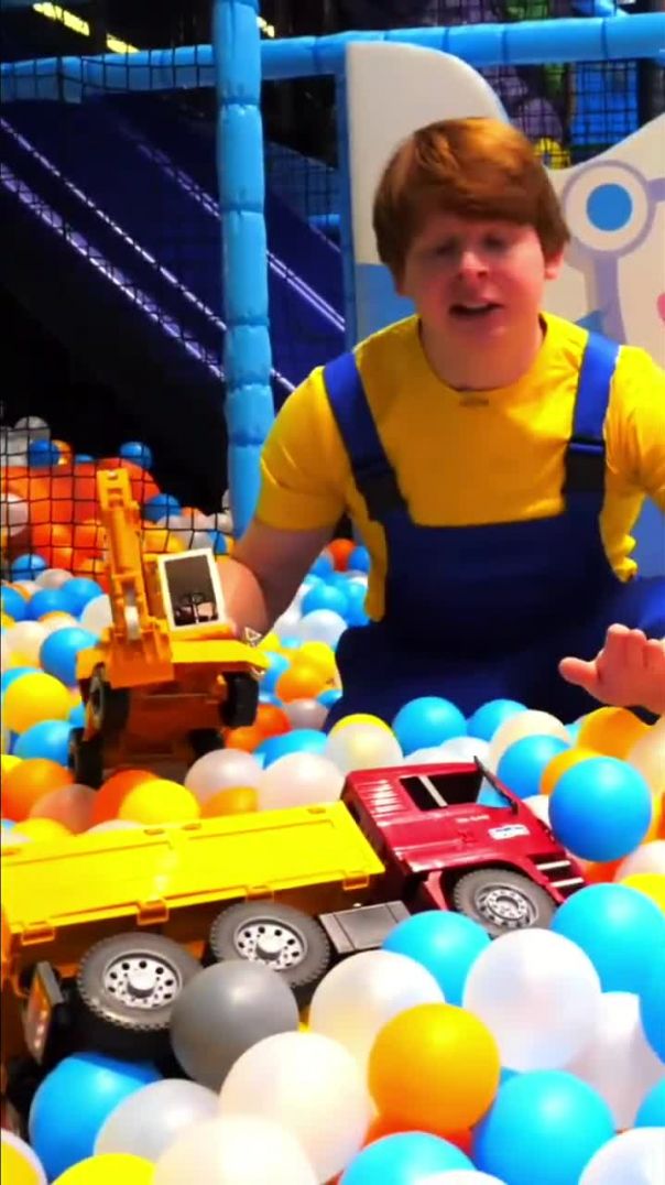 Машинки застряли в бассейне с шариками! Спасаем их!