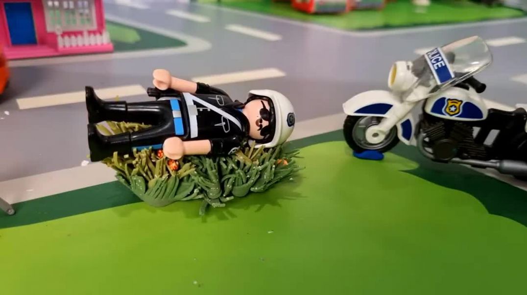 Мультики про спасательные машинки - Петрович и полицейский мотоцикл застряли в Грязи