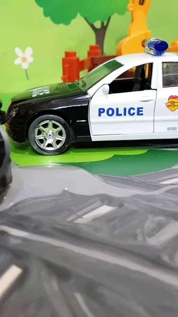 Играем с Петровичем. Машинка попала в грязь