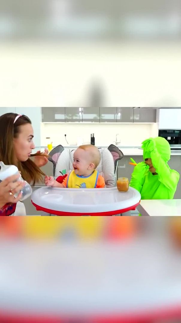 Влад и Ники шутят над мамой в плаще-невидимке