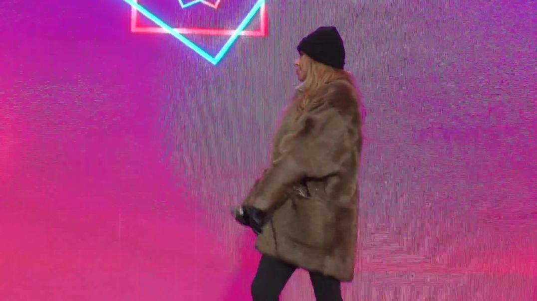 ⁣Алёна Апина - Пойдём со мной (Лужники_День Московского спорта в стиле ретро_28