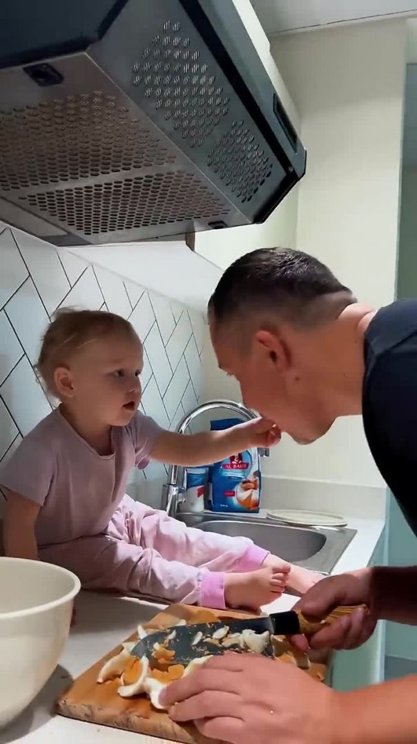 Ева с папой готовят пирожки