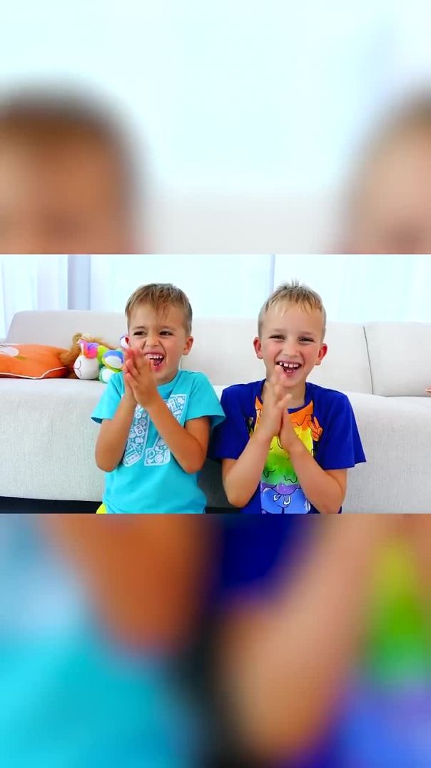 Влад и Ники собирают конструктор