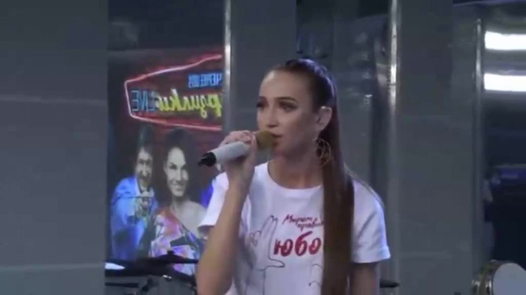 ⁣Ольга Бузова – Мало Половин (LIVE @ Авторадио)