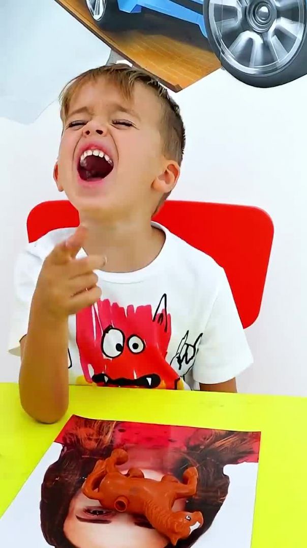 Влад и Ники играют в забавные магические маски