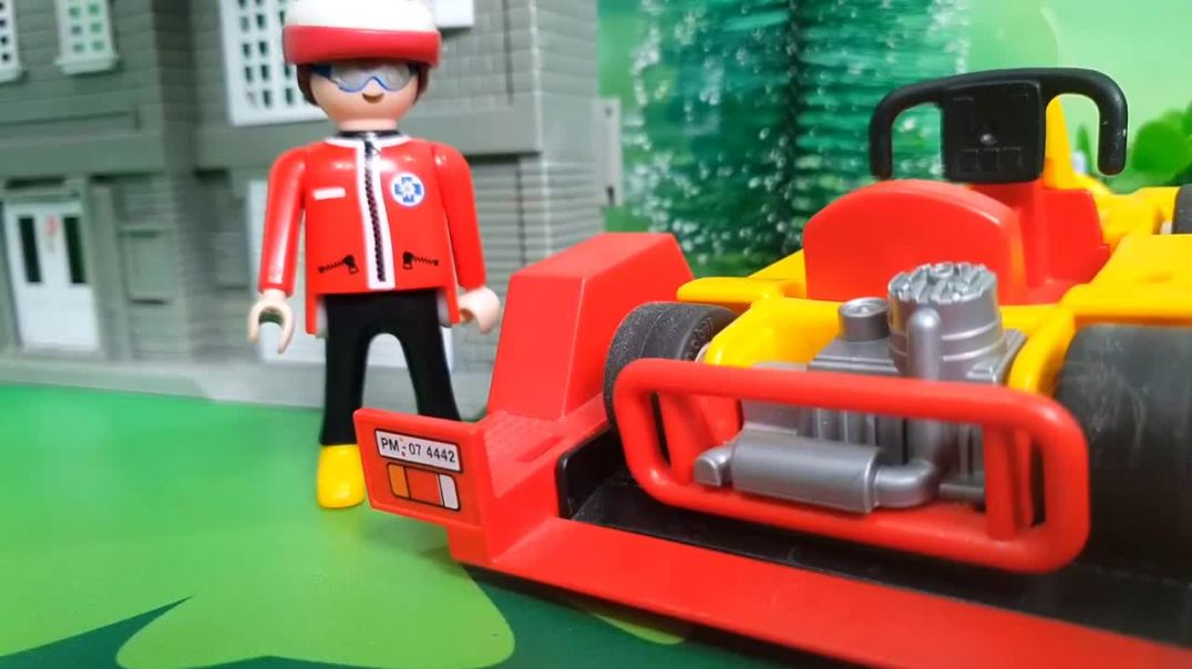 Мультики с игрушками - Гоночные машинки упали с моста - Петрович спасает детей