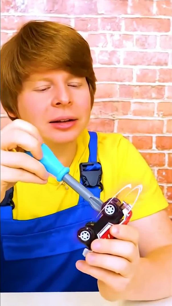 Автомеханик Саша чинит машинку