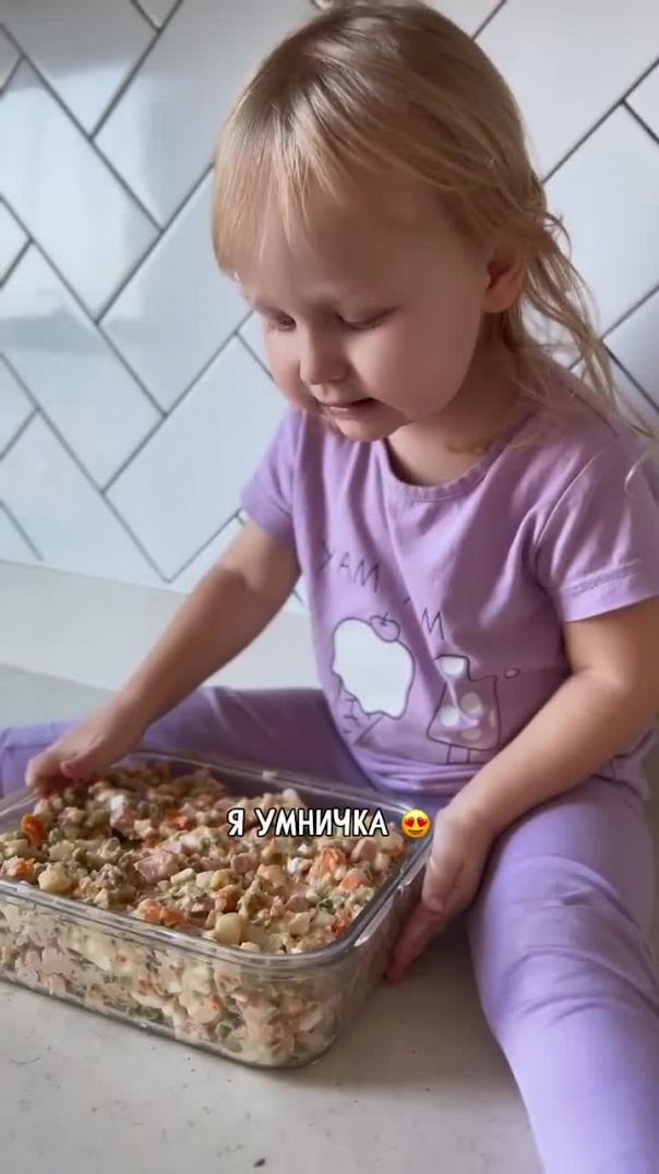 Ева готовит оливье