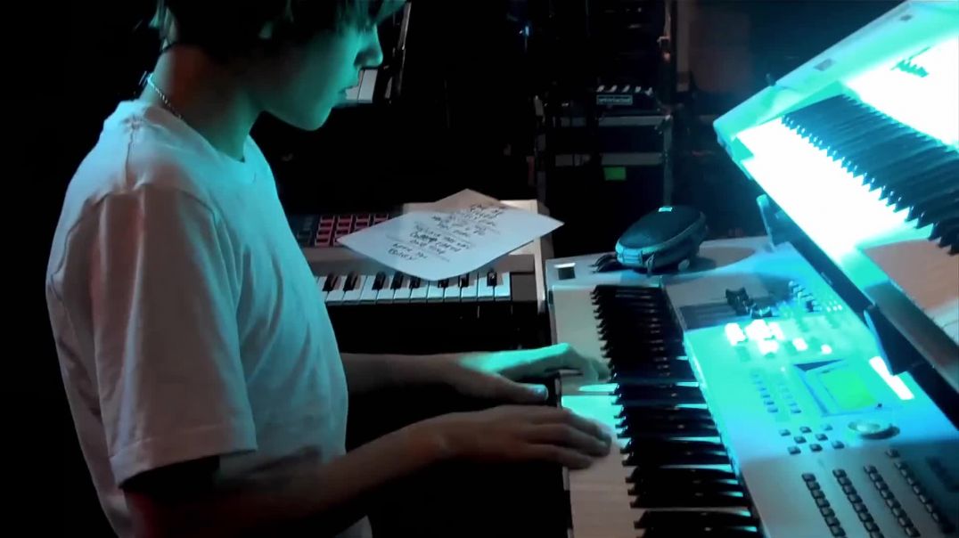 Justin Bieber - Beauty And A Beat (Official Music Video)
