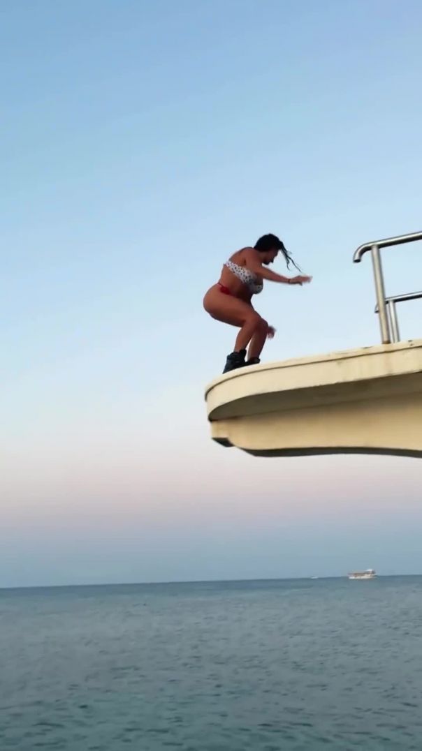 Спортивные прыжки в море!