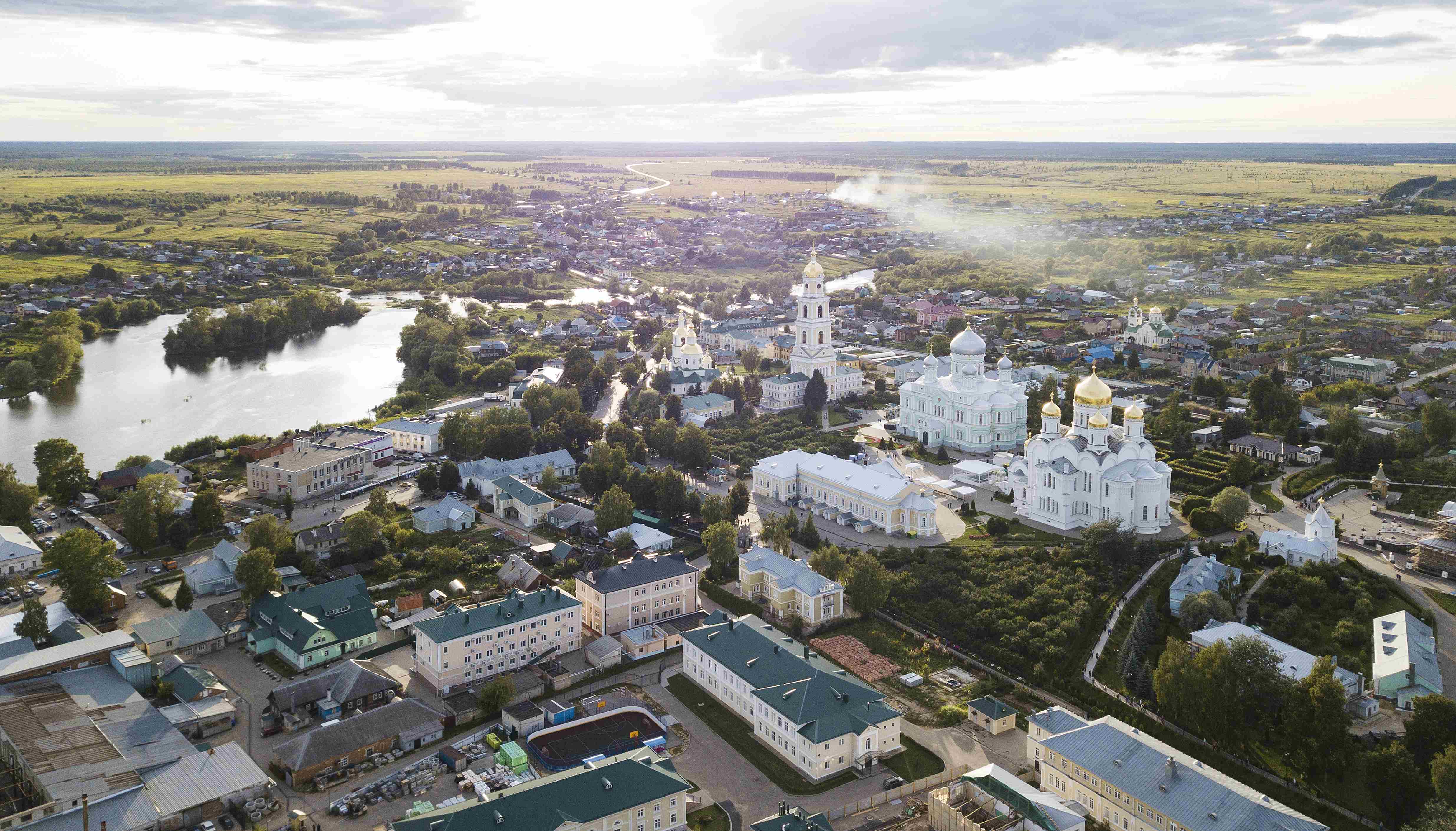 Нижегородская область сегодня. С Дивеево Нижегородской области в Серафимо-Дивеевский монастырь. Дивеевский монастырь вид сверху. Дивеево с высоты птичьего полета. Дивеево монастырь с высоты птичьего полета.