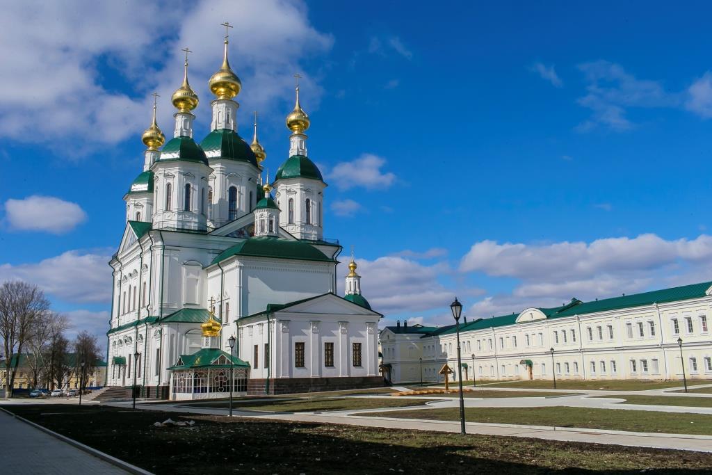 Пенза храм саровского. Свято-Успенский мужской монастырь Саров. Успенский собор Саров. Успенский собор Саров солнце. Успенский собор Саров вечером.