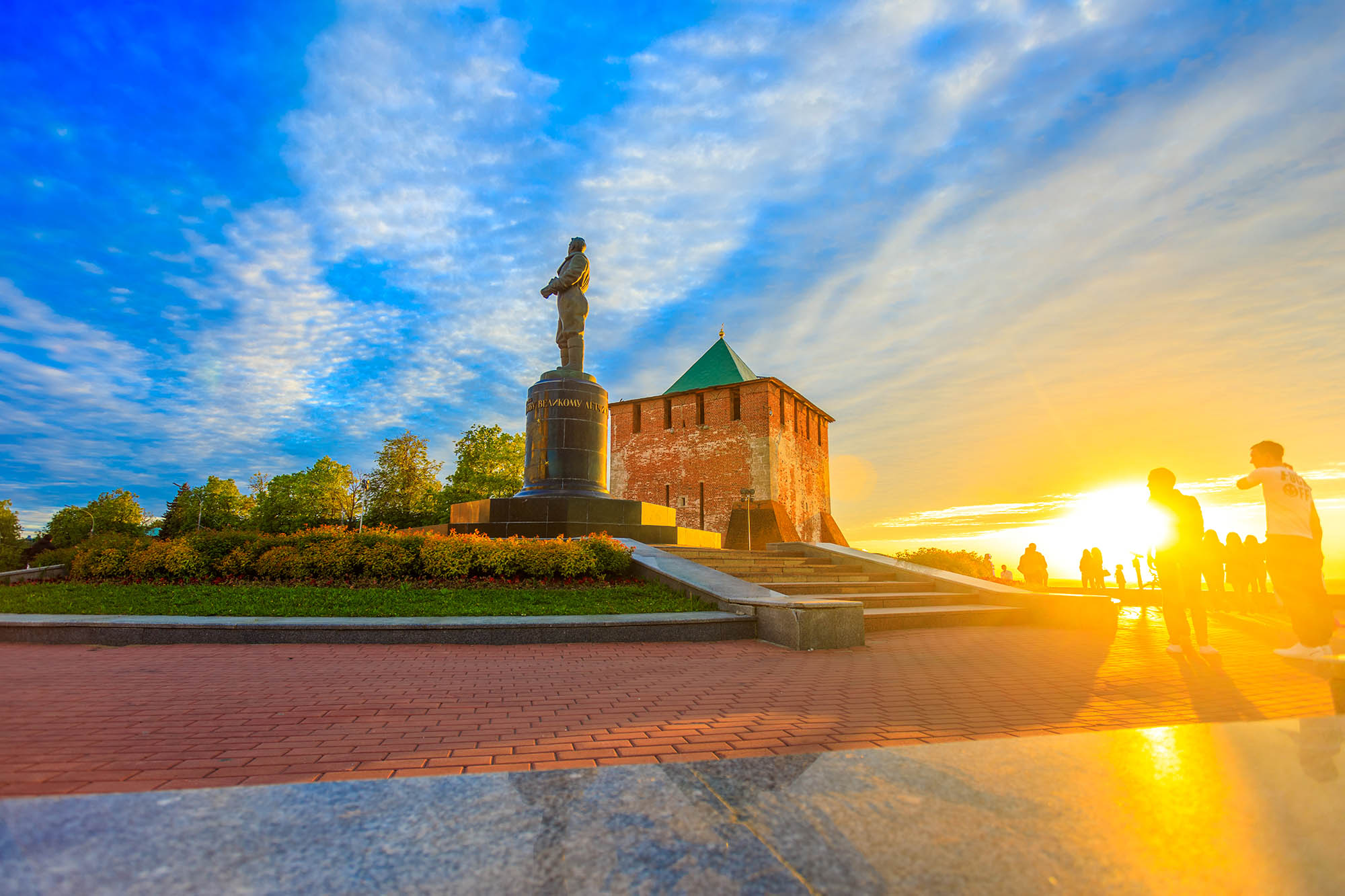 памятник чкалову в нижнем новгороде фото