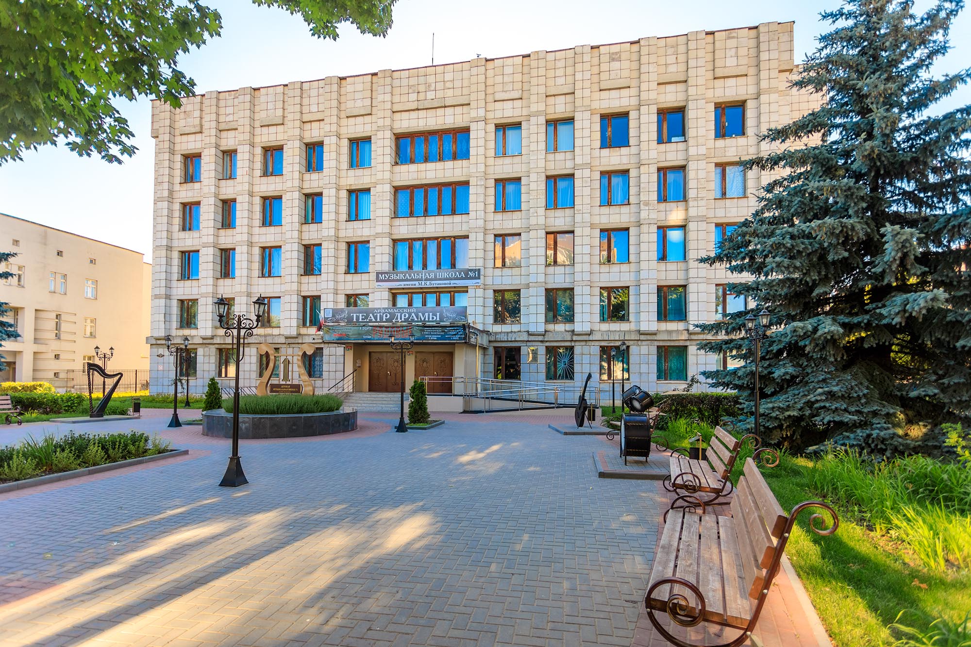 Площадка перед Арзамасским театром драмы