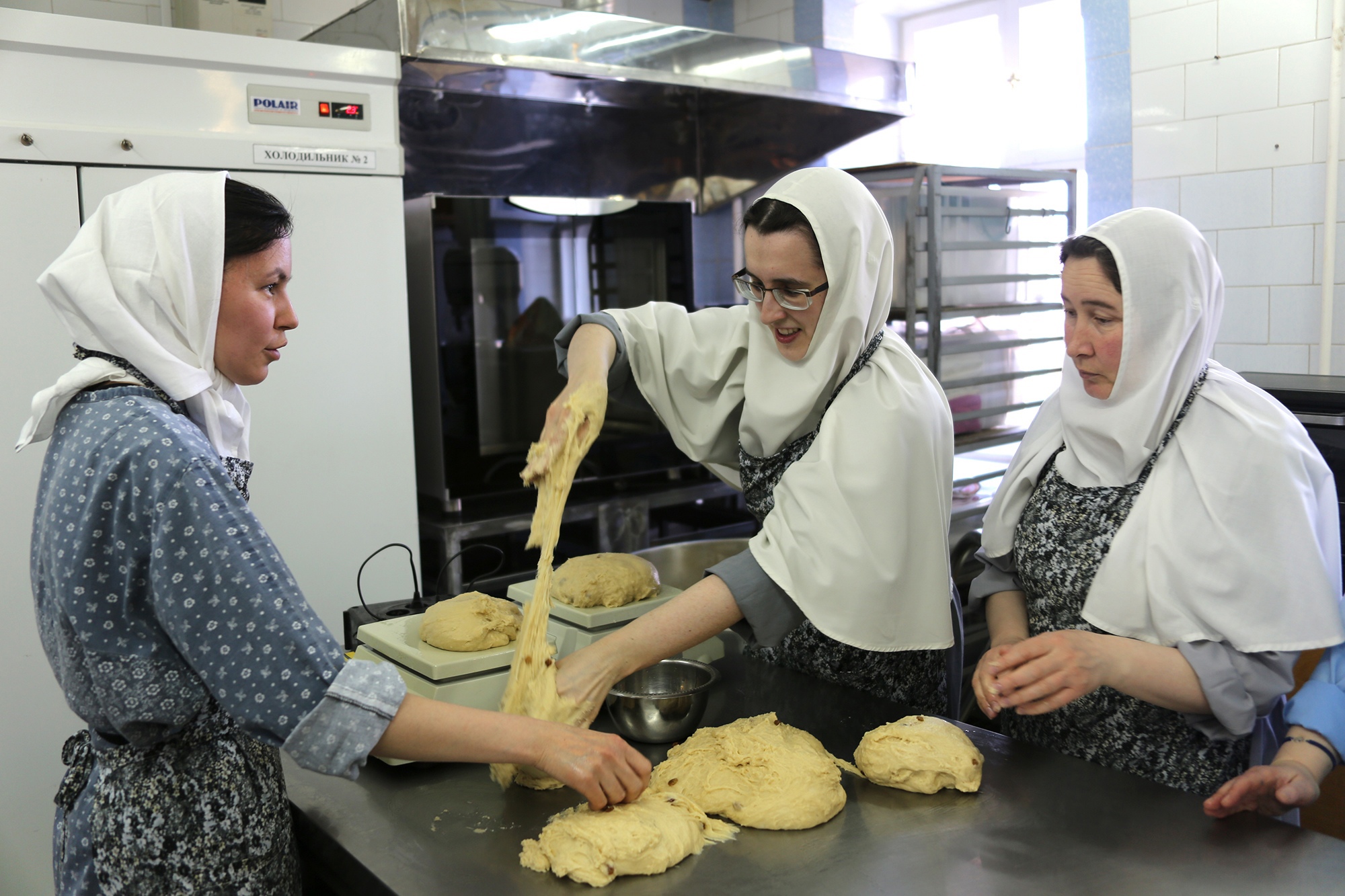 Сестры Дивеевского монастыря начали выпекать пасхальные куличи 