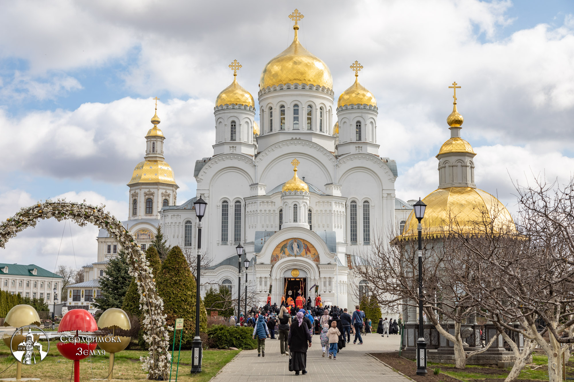 Пасха в Дивеево. Дивеево. Дивеевский на Пасху. Пасха в Дивеево украшение.