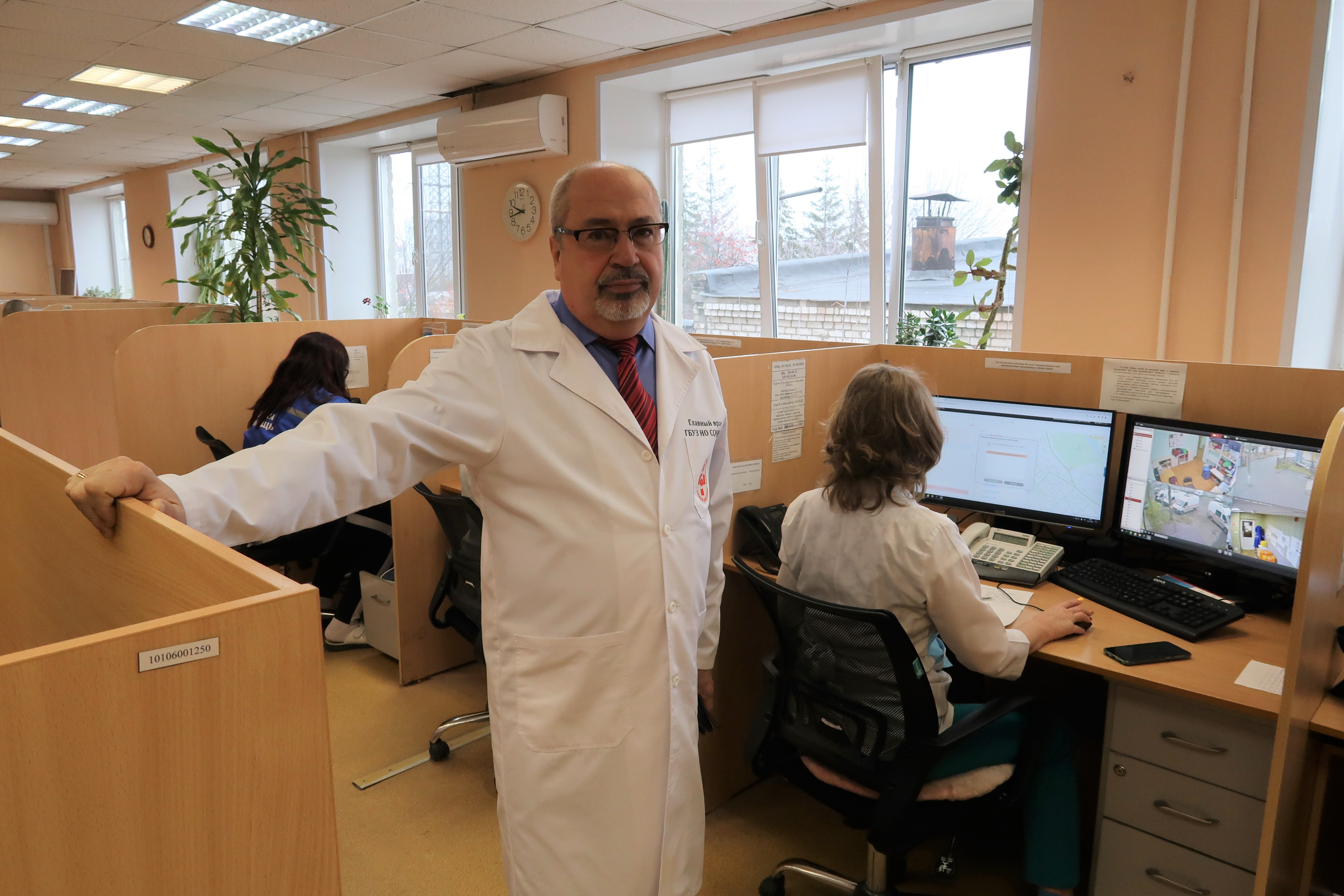 иисус христос доктор. врач в недоумении. удивленный доктор. медицина иллюстрации. отсутствие сертифицированных врачей картинки.