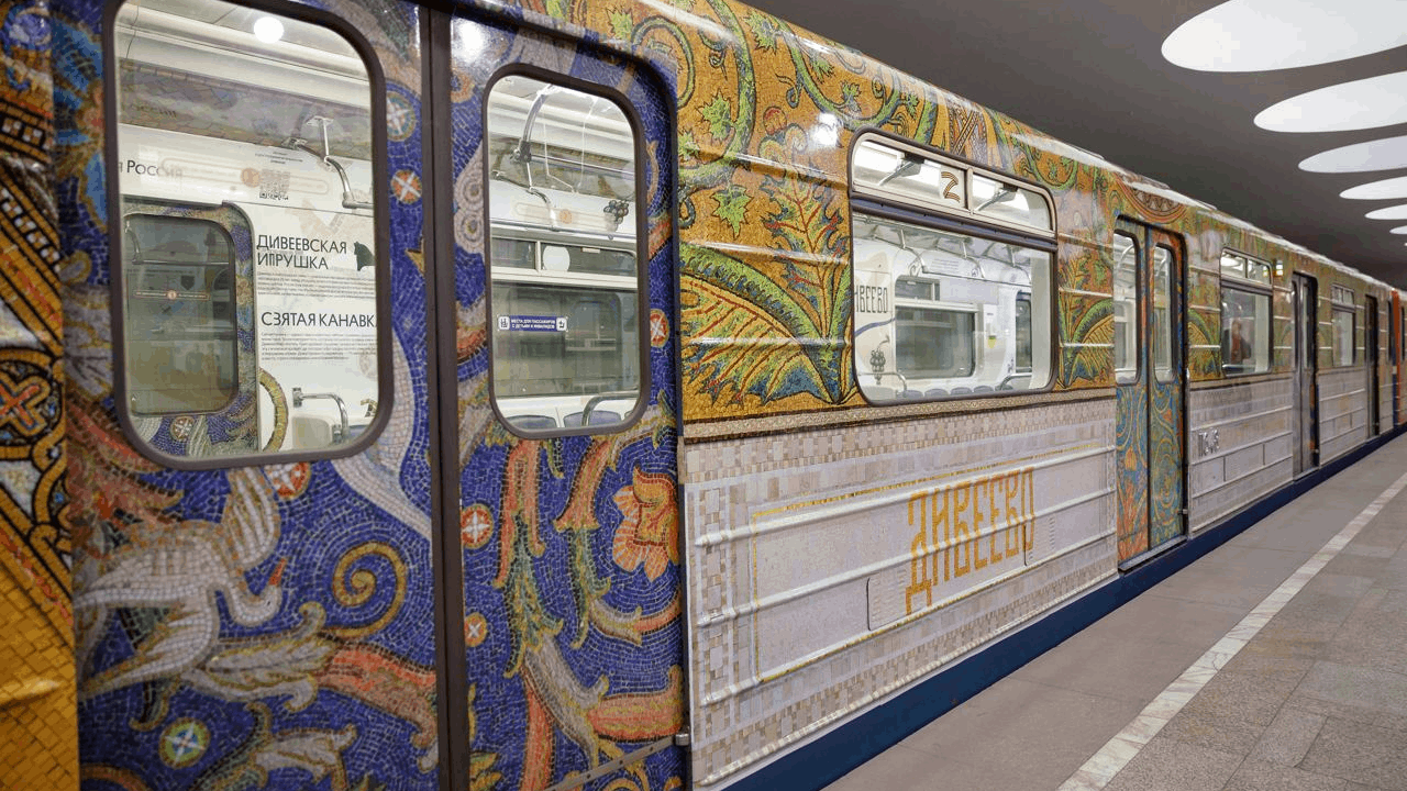 Брендированные тематические вагоны с достопримечательностями Арзамаса и Дивеева появились в Новосибирском метрополитене