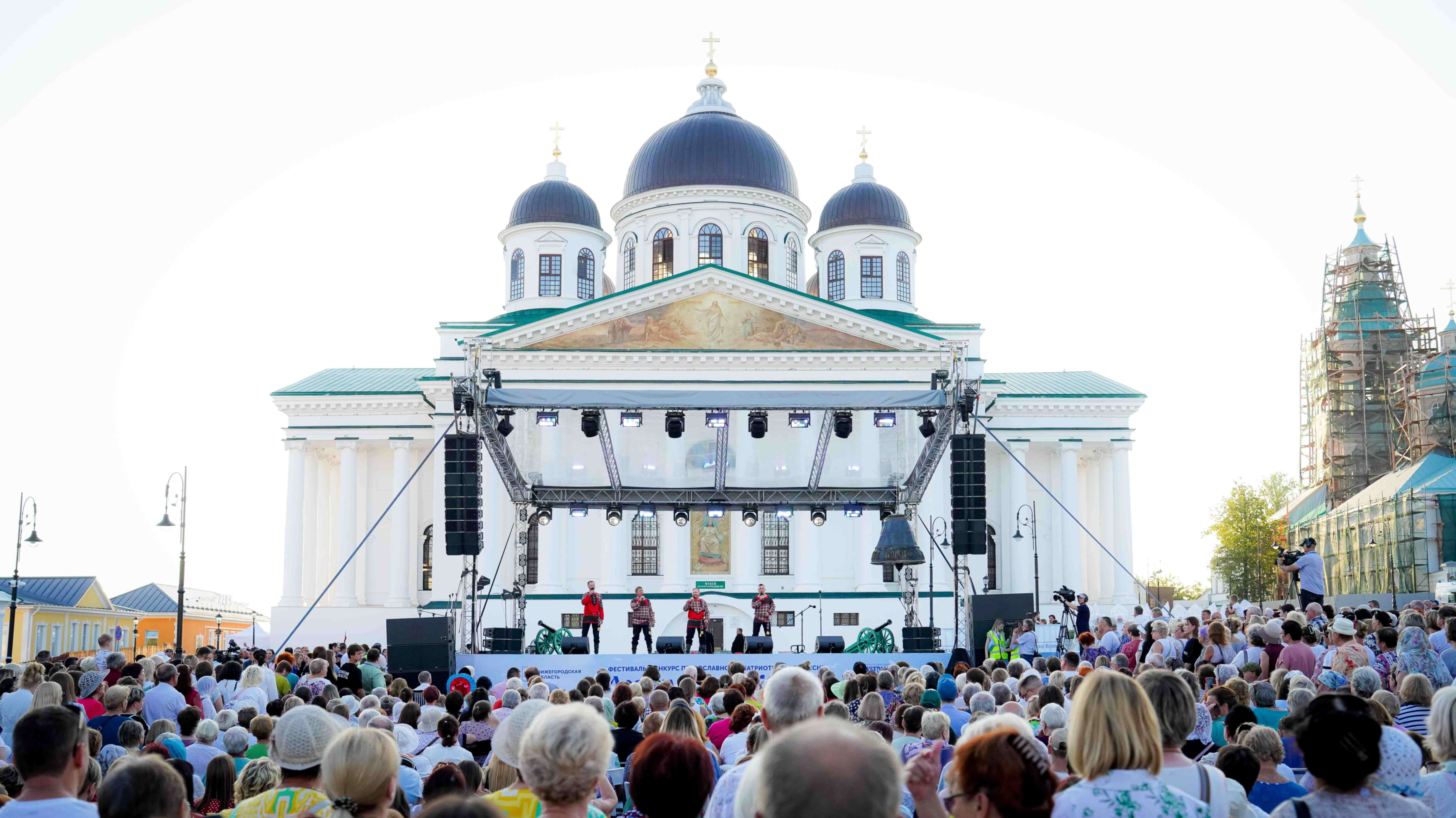 Гала-концерт XIV фестиваля-конкурса православной и патриотической песни «Арзамасские купола» состоялся на главной площади города