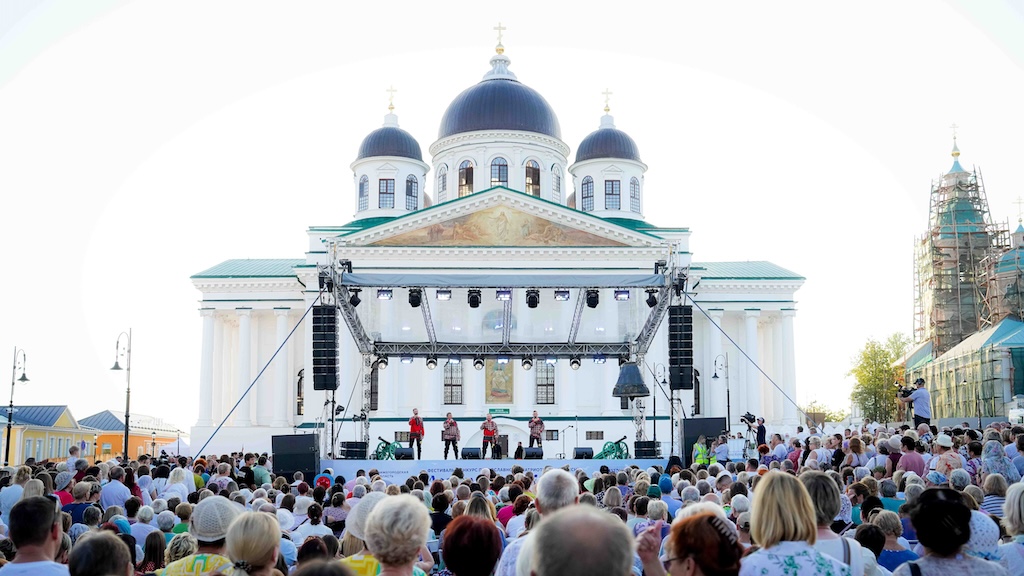Гала-концерт XIV фестиваля-конкурса православной и патриотической песни «Арзамасские купола» состоялся на главной площади города