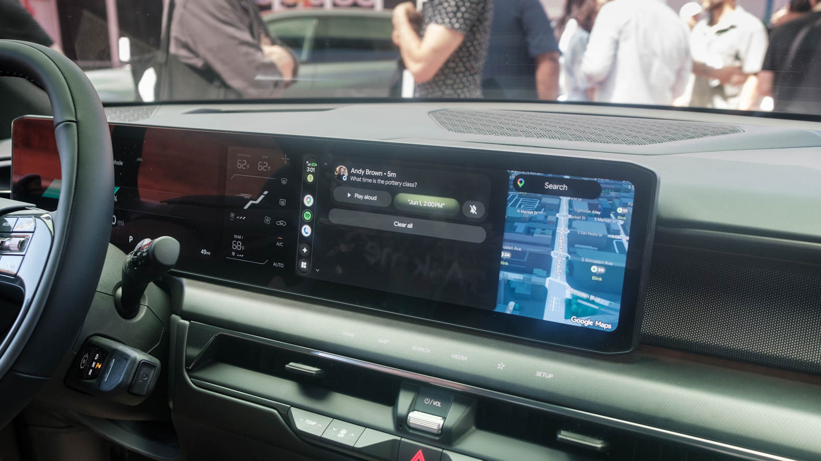 Android Auto 2026: Gemini теперь управляет люком и читает дорогу за вас