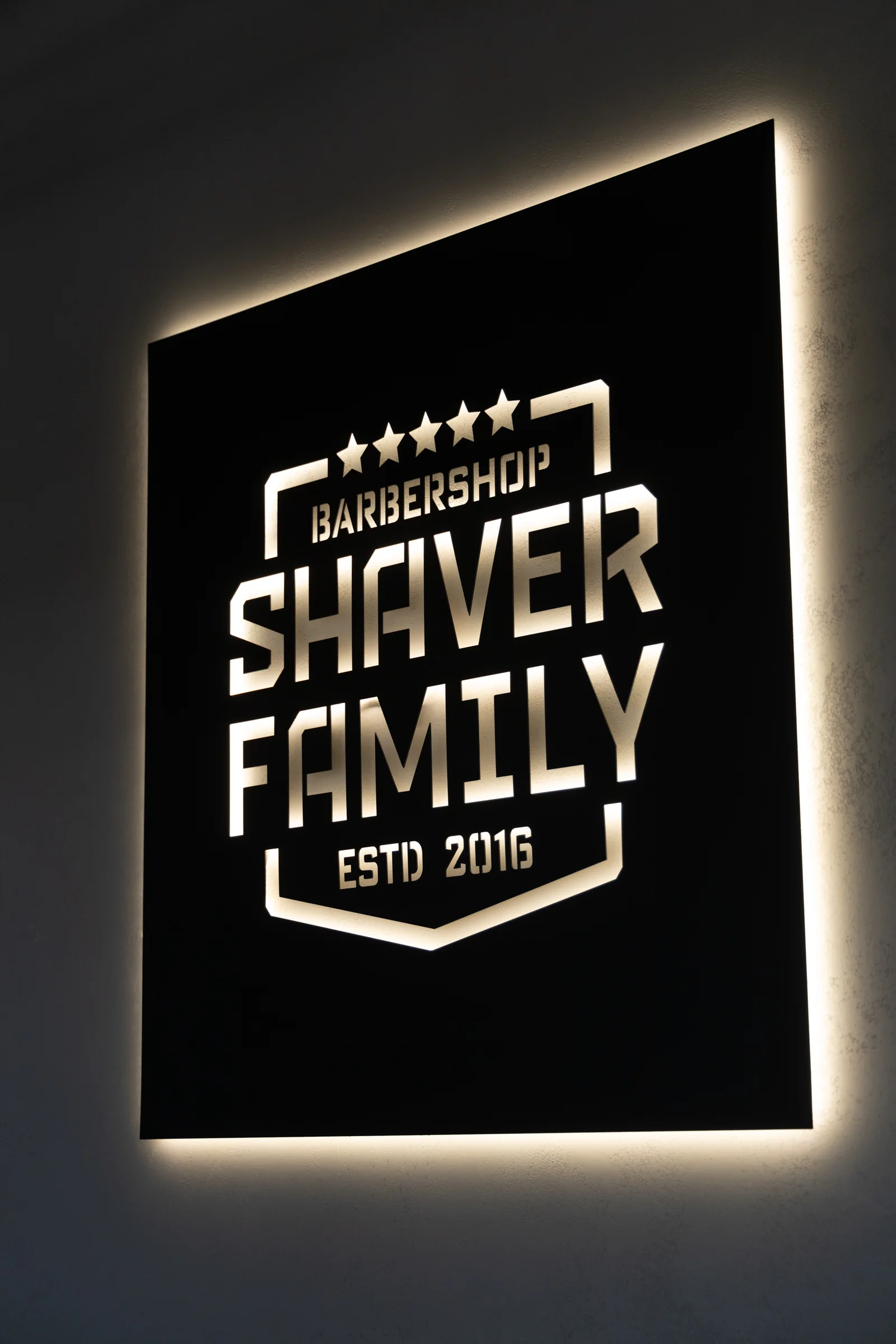 Вывеска Shaver Family в зале