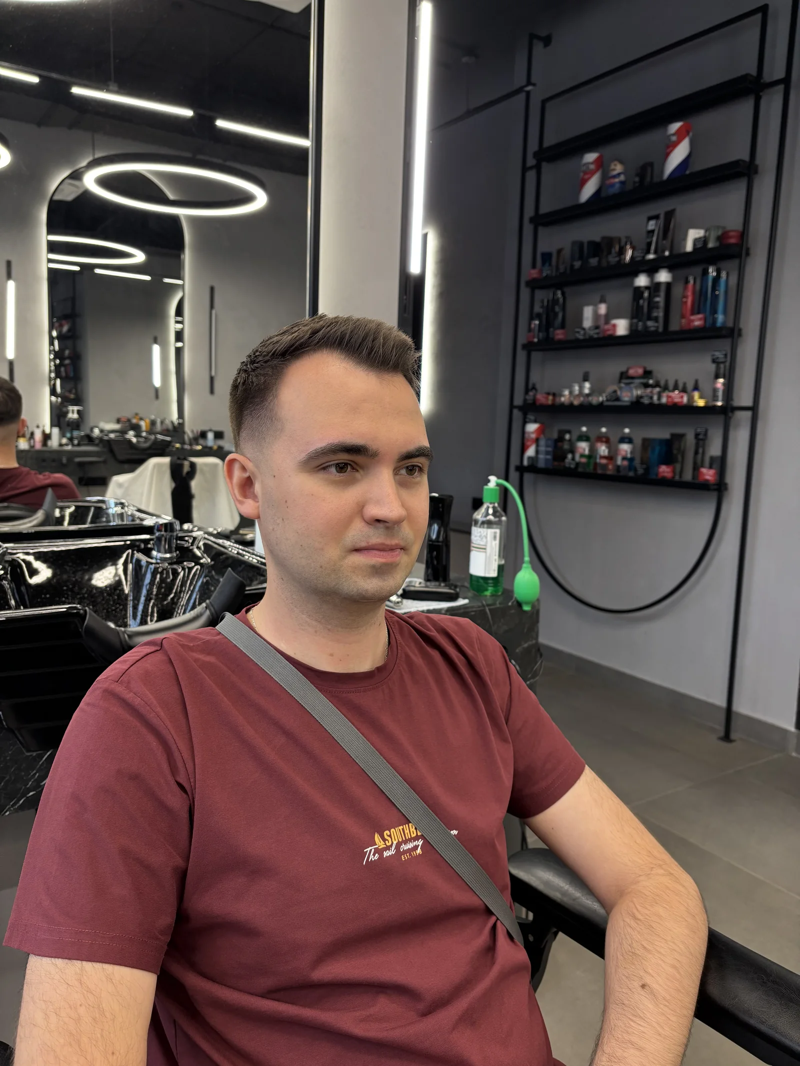 Короткая стрижка с естественно лежащим верхом