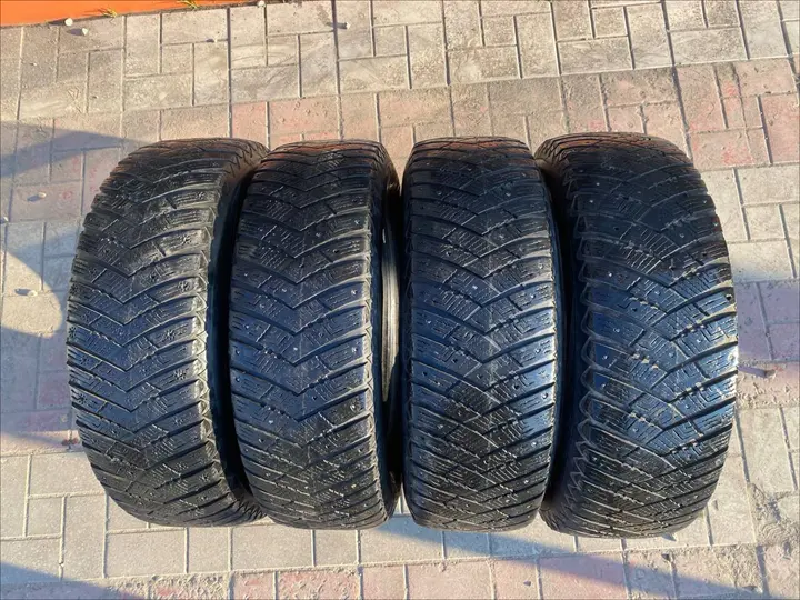 Goodyear / UltraGrip Ice Arctic 225/65 R17
