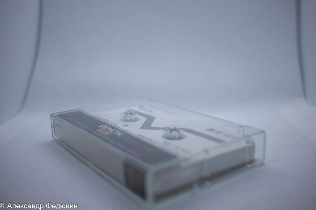 вид с угла на кассету в кейсе