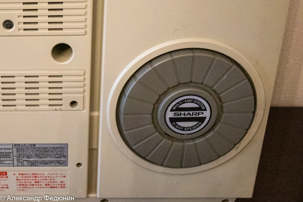 The cleverly shaped speaker housings on the reverse side, for clean bass