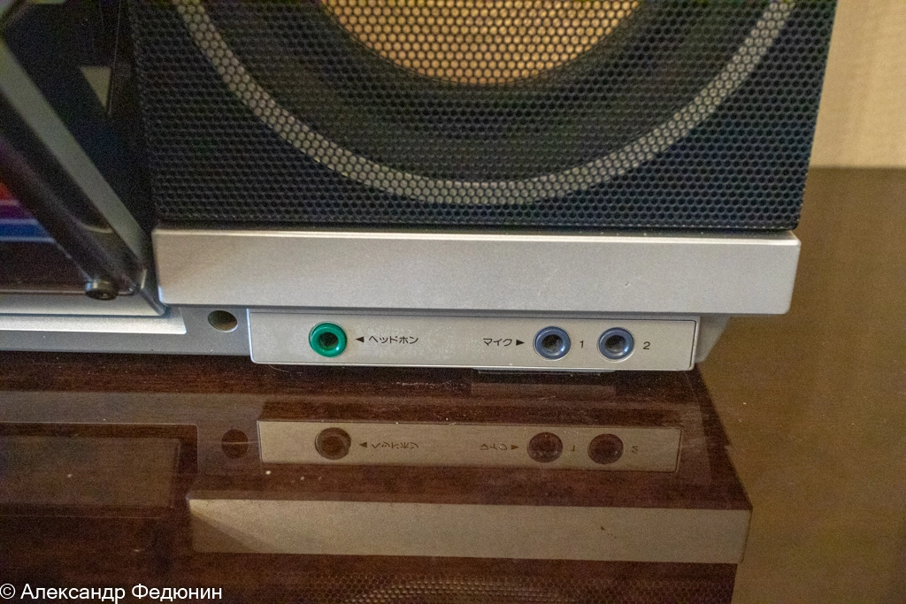 Headphone output and two microphone inputs - the V2S version difference