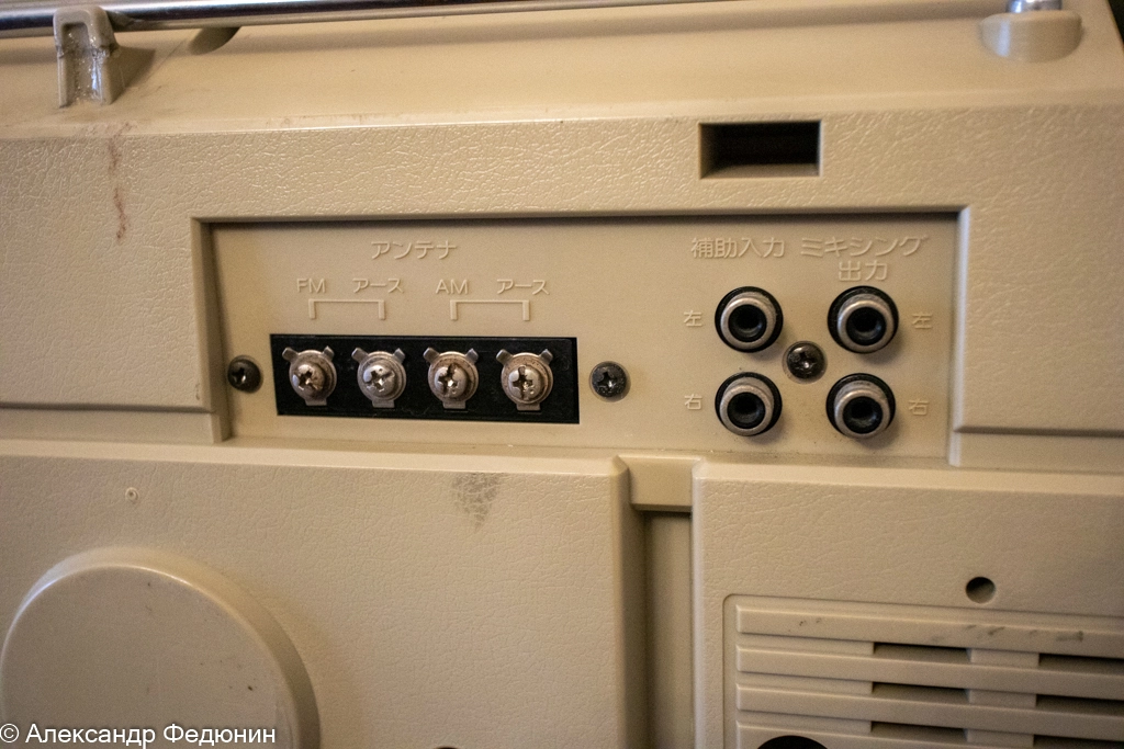 External antenna contacts and line input/output