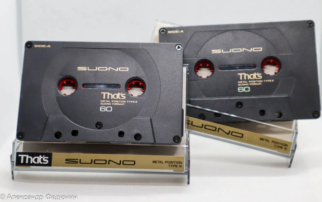 на переднем фоне изначальная японская от Джорджетто Джуджаро, на заднем - адаптация под международный рынок