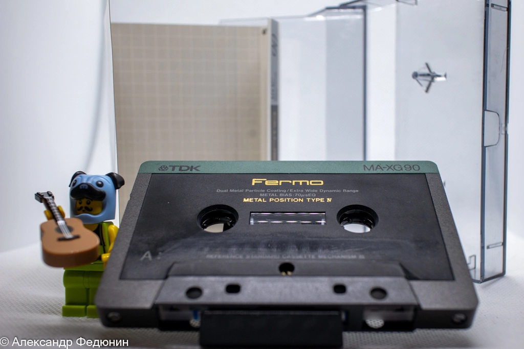 The shell halves have a very strange material - velvety plastic. The Japanese text mentions a 'resin', probably some clever composite.