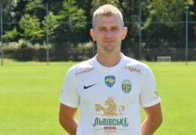 Футболиста Карпат лишили капитанской повязки за предматчевую установку на русском Футболиста Карпат лишили капитанской повязки за предматчевую установку на русском
